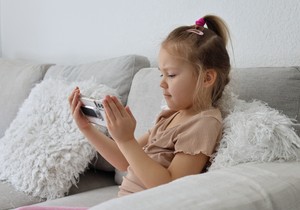 U kom uzrastu Kada deca koriste ekrane može biti podjednako važno kao i koliko dugo ih koriste