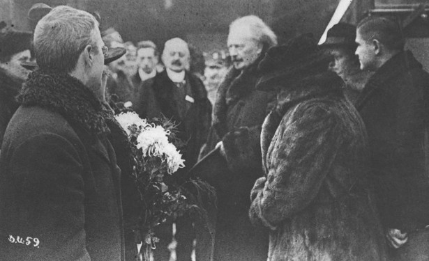 Ignacy Jan Paderewski wśród osób witających go na dworcu w Poznaniu, 27 grudnia 1918 r., źródło: Narodowe Archiwum Cyfrowe (Sygnatura: 1-H-319-3)