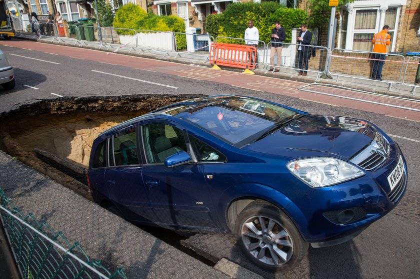 Zaparkował auto przed kościołem. Wpadło do wielkiej dziury