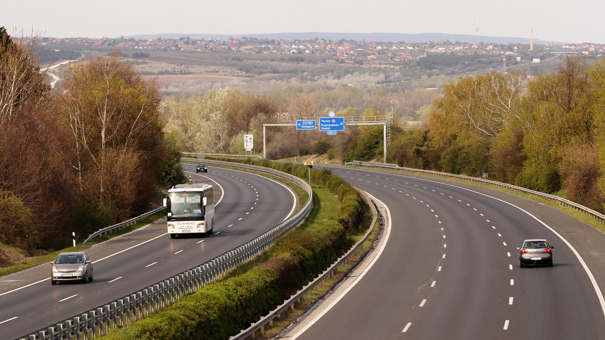 Figyelmetlen sofőr miatt sérült meg az MKIF két szakembere az M1-es autópályán – Fotók a helyszínről