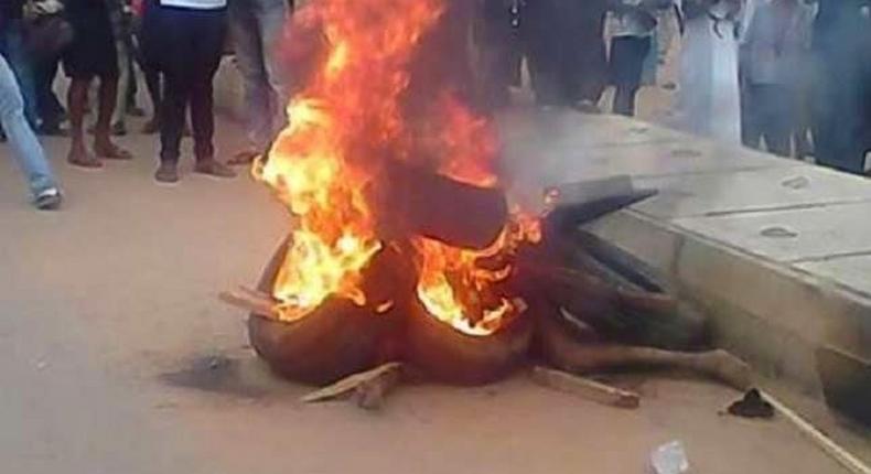 Robber burning as pedestrians watch 