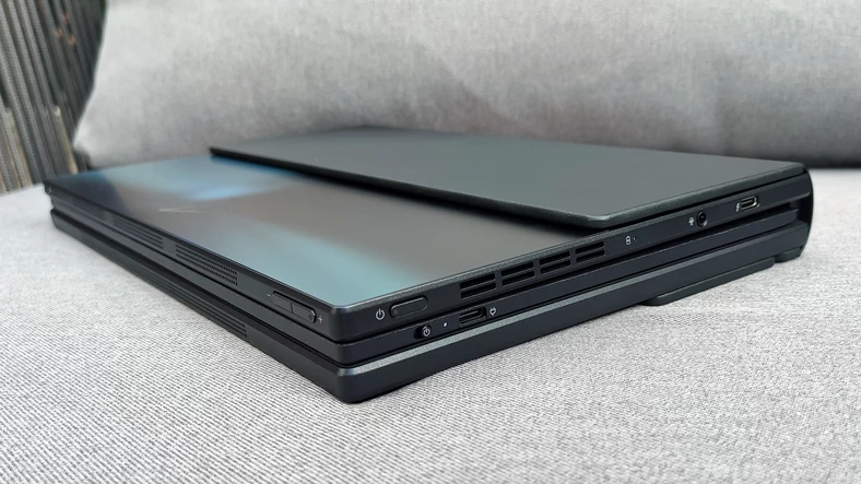 Asus Zenbook 17 Fold OLED (UX9702) – prawy bok laptopa ze złączami i wylotem powietrza z aktywnego układu chłodzenia