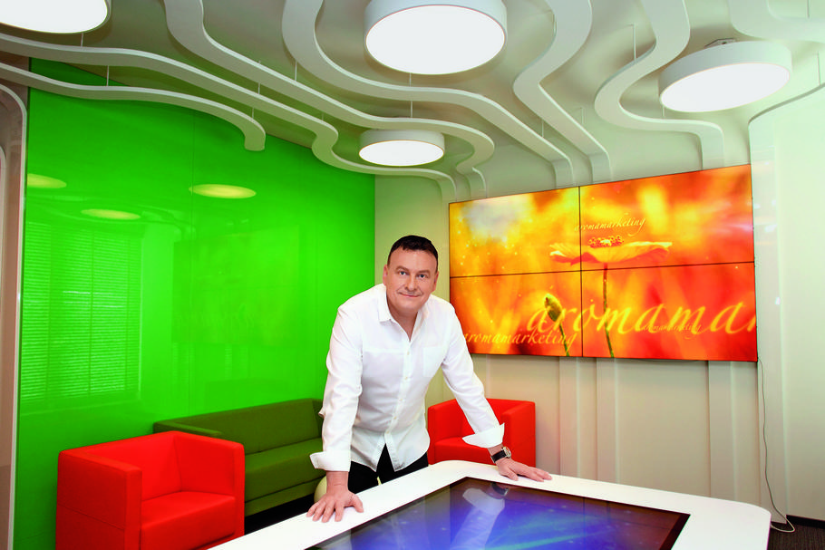 Michał Kornacki jest pionierem polskiego marketingu sensorycznego. W 25 lat zbudował na nim biznes o przychodach 53 mln zł.