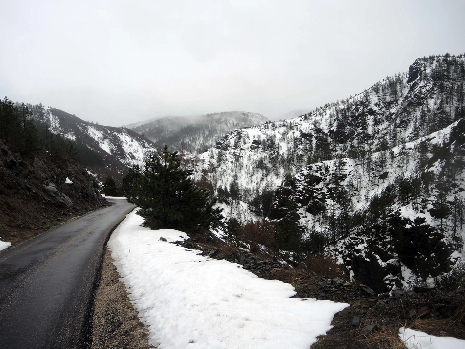 Brda koja opasuju Semegnjevo zaklanjaju pogled od gungule i raskoši Zlatibora