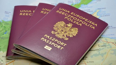 obcokrajowcy rzucili się na polskie paszporty. liczba wniosków pobiła rekord