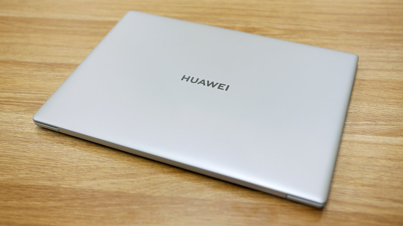 Huawei MateBook X – pod względem designu, poza kolorem, laptop niemal nie różni się od MateBooka 13, jest jednak od niego dużo smuklejszy