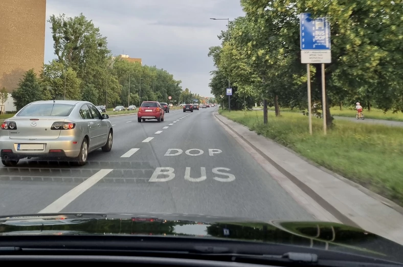 Jazda buspasem, ul. Dolina Służewiecka w Warszawie