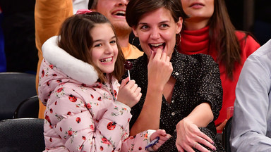 Katie Holmes i Suri Cruise "przyłapane" na spacerze. 17-latka to skóra zdjęta z matki