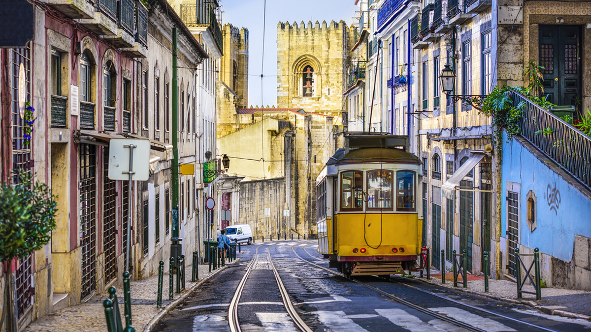 Obcokrajowcy masowo kupują nieruchomości w Portugalii - codziennie około 25 z nich staje się właścicielami domów i mieszkań w tym iberyjskim kraju. Wśród kupców dominują Brytyjczycy, Francuzi i Niemcy.