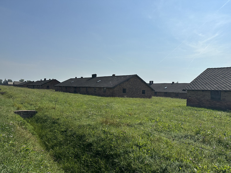 Auschwitz II-Birkenau — utworzony w 1941 r. na terenie wsi Brzezinka, z której wysiedlono polską ludność. Do budowy baraków wykorzystano cegłę z rozbiórki domów