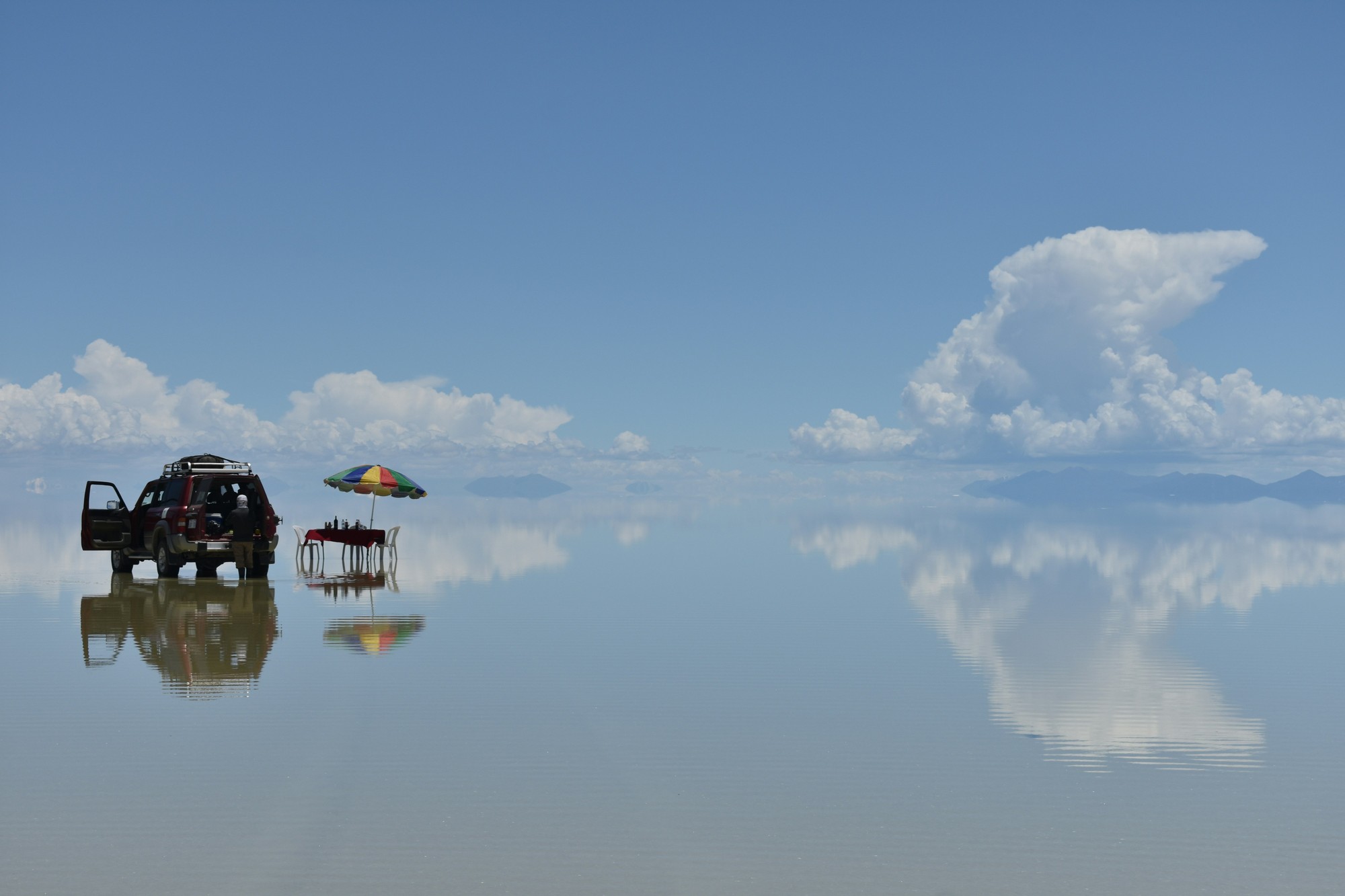 Salar de Uyuni sa počas obdobia dažďov mení na obrovské prírodné zrkadlo, v ktorom sa stráca hranica medzi zemou a oblohou. 