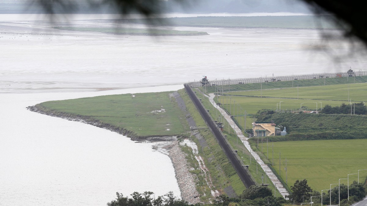 Korea Płn. wystrzeliła trzy rakiety krótkiego zasięgu w kierunku Morza Japońskiego z poligonu w prowincji Kangwon na wschodnim wybrzeżu. Jak podało dowództwo Floty Pacyfiku USA pierwsza i trzecia z rakiet eksplodowały na morzu, a druga przy starcie.