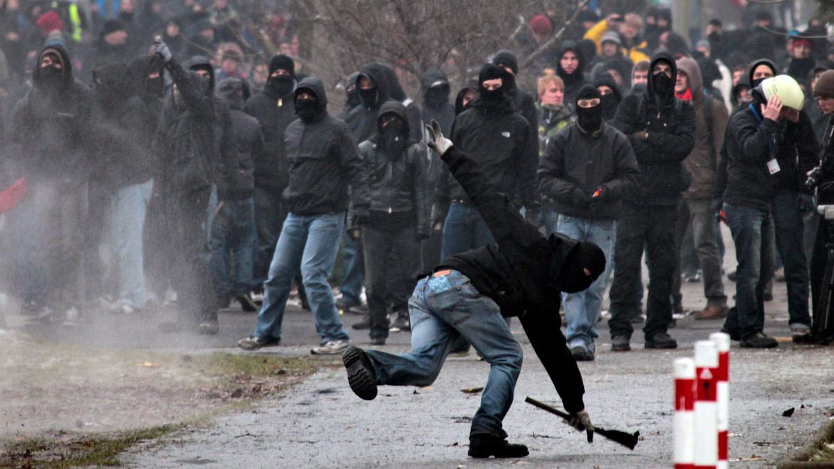 Tysiące ludzi demonstrowały w sobotę na ulicach Drezna przeciwko planowanemu na ten dzień przemarszowi neonazistów. Doszło do starć z policją, która użyła gazu łzawiącego i armatek wodnych. Przemarsz skrajnej prawicy został odwołany.