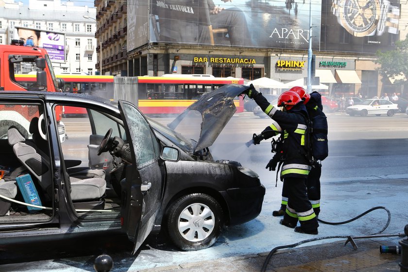 W Al. Jerozolimskich spłonął citroen. Na szczęście kierowcy auta nic się nie stało. Ogień pojawił się w komorze silnika. Pożar ugasili strażacy.