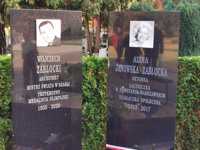 Musieli być pochowani razem. Grób Wojciecha Zabłockiego i jego żony w Alei Zasłużonych na Cmentarzu Wojskowym na Powązkach w Warszawie.