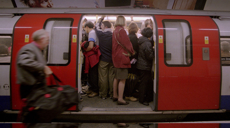 Férfiak két csoportja esett egymásnak a londoni metróállomáson /Illusztráció: Northfoto