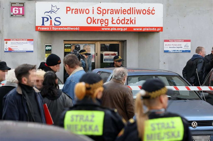 Przed łódzką siedzibą Prawa i Sprawiedliwości zbierają się zwolennicy partii Jarosława Kaczyńskiego. Przed miejscem tragedii zapalane są znicze, słychać też okrzyki przeciwko Platformie Obywatelskiej