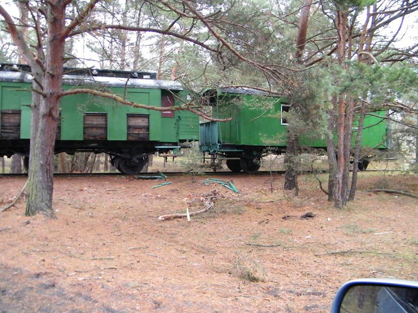 Wiekowe wagony w drodze do muzeum