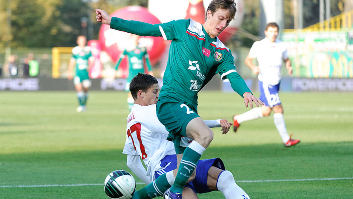 Śląsk Wrocław już na samym początku 14. kolejki Ekstraklasy będzie walczyć o utrzymanie przewodnictwa w tabeli. Lidera gościć będzie Jagiellonia Białystok. Zapraszamy na relację "akcja po akcji" z tego spotkania.