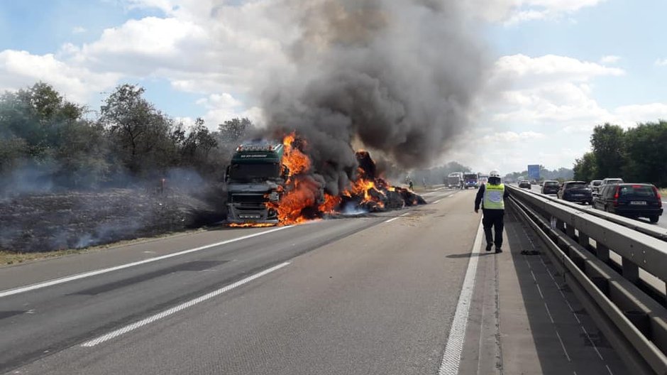 Podpalona ciężarówka. Fot. Van den Eerenbeemt Fourage