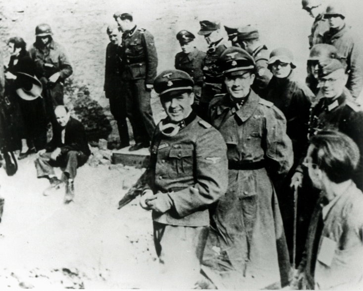 Jürgen Stroop (z goglami na szyi) nadzoruje "usuwanie Żydów z bunkra” podczas powstania w getcie