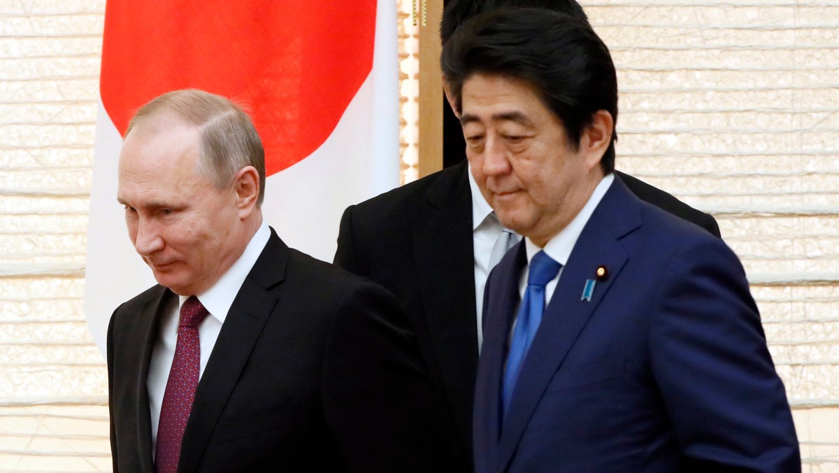 Drugi dzień wizyty prezydenta Władimira Putina w Japonii rozpoczął się, tradycyjnie, od jego spóźnienia na rozmowy z premierem Shinzo Abe w Tokio. Samolot rosyjskiego przywódcy, który miał go przetransportować z Yamaguchi do stolicy, okazał się niesprawny.