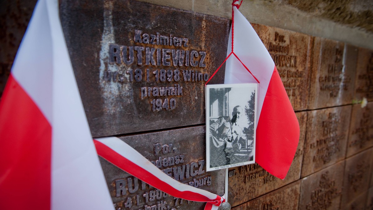 Dokument odnaleziony przez prof. Natalię Lebiediewą w rosyjskich archiwach nie jest białoruską listą katyńską. Takie oświadczenie wydał Ośrodek Karta, w którego zasobach znajduje się lista "odkryta" przez rosyjską badaczkę. Mówił też o tym przedstawiciel Polsko-Rosyjskiej Grupy ds. Trudnych prof. Wojciech Materski. Z kolei rzecznik MSZ Marcin Bosacki powiedział, że gdy zostanie oficjalnie potwierdzone to, że dokumenty odnalezione przez prof. Natalię Lebiediewą to białoruska lista katyńska, MSZ oficjalnie zwróci się do władz Federacji Rosyjskiej o ich przekazanie Polsce.