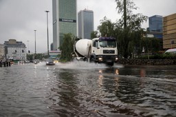 Ulewa w Warszawie: Zalane ulice; zamknięta stacja metra