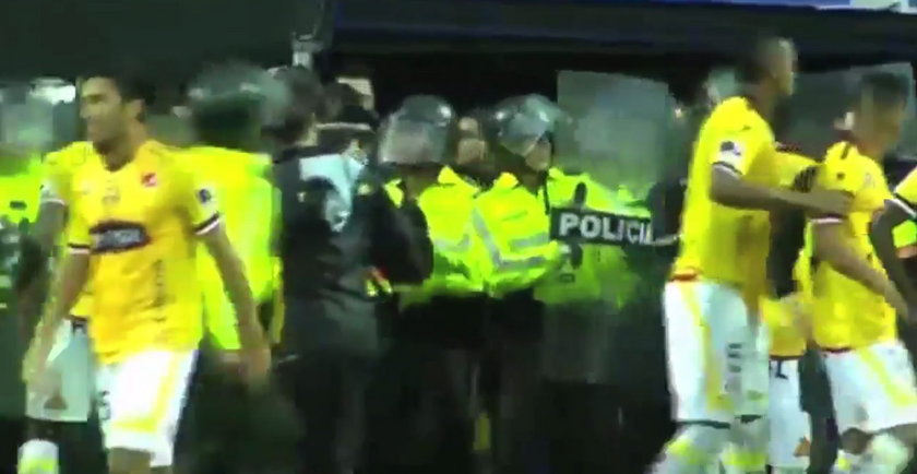 Policja broniła sędziego przed rozwścieczonymi piłkarzami! WIDEO