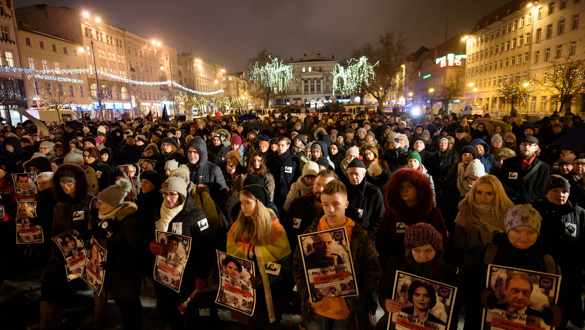 Dzisiaj na ulice Poznania wyszły zarówno osoby niezadowolone z odrzucenia projektu "Ratujmy kobiety" przez Sejm, jak i te, które chcą całkowitego zakazu aborcji. Pierwszy protest zorganizował Ogólnopolski Strajk Kobiet, drugi inicjatywa "Poznań dla życia". Oba protesty odbyły się na placu Wolności i dlatego też nie obyło się bez drobnych incydentów. Kilku uczestników "białego protestu" zostało wylegitymowanych przez policję zabezpieczającą wydarzenie.