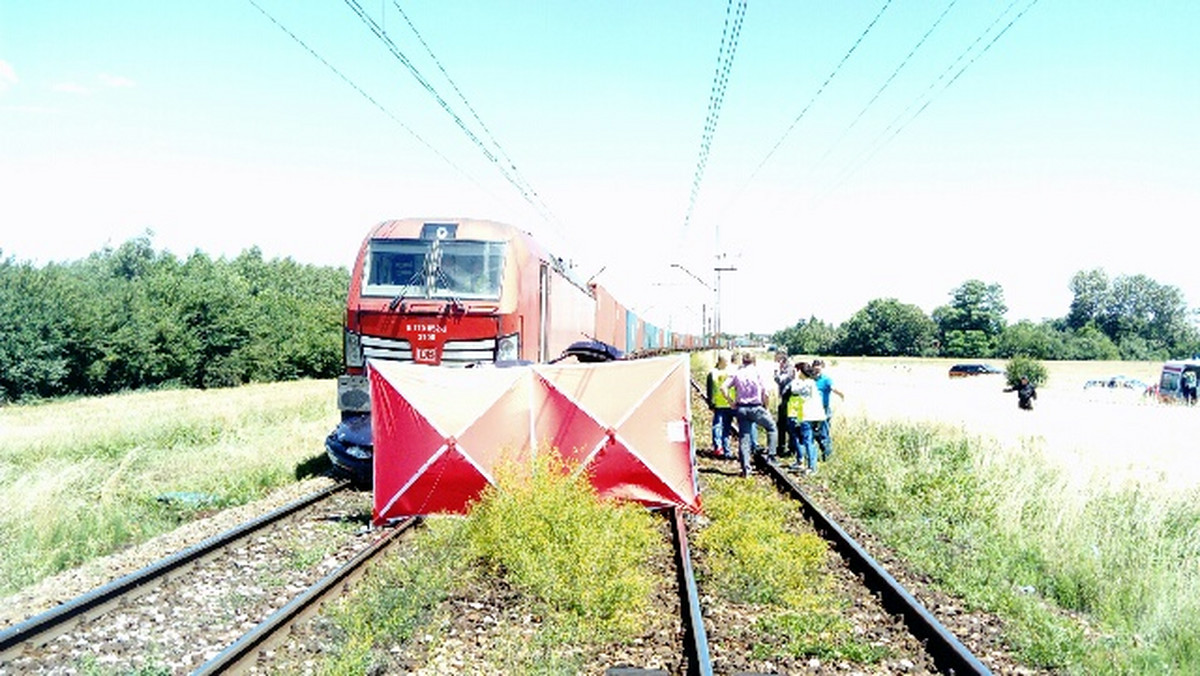Do śmiertelnego wypadku dziś po południu doszło na strzeżonym przejeździe kolejowym w miejscowości Skroniów w gminie Jędrzejów w Świętokrzyskiem. Kierowca osobowego auta wjechał tam pod pociąg towarowy. Mężczyzna zmarł na miejscu. Ruch pociągów został wstrzymany.
