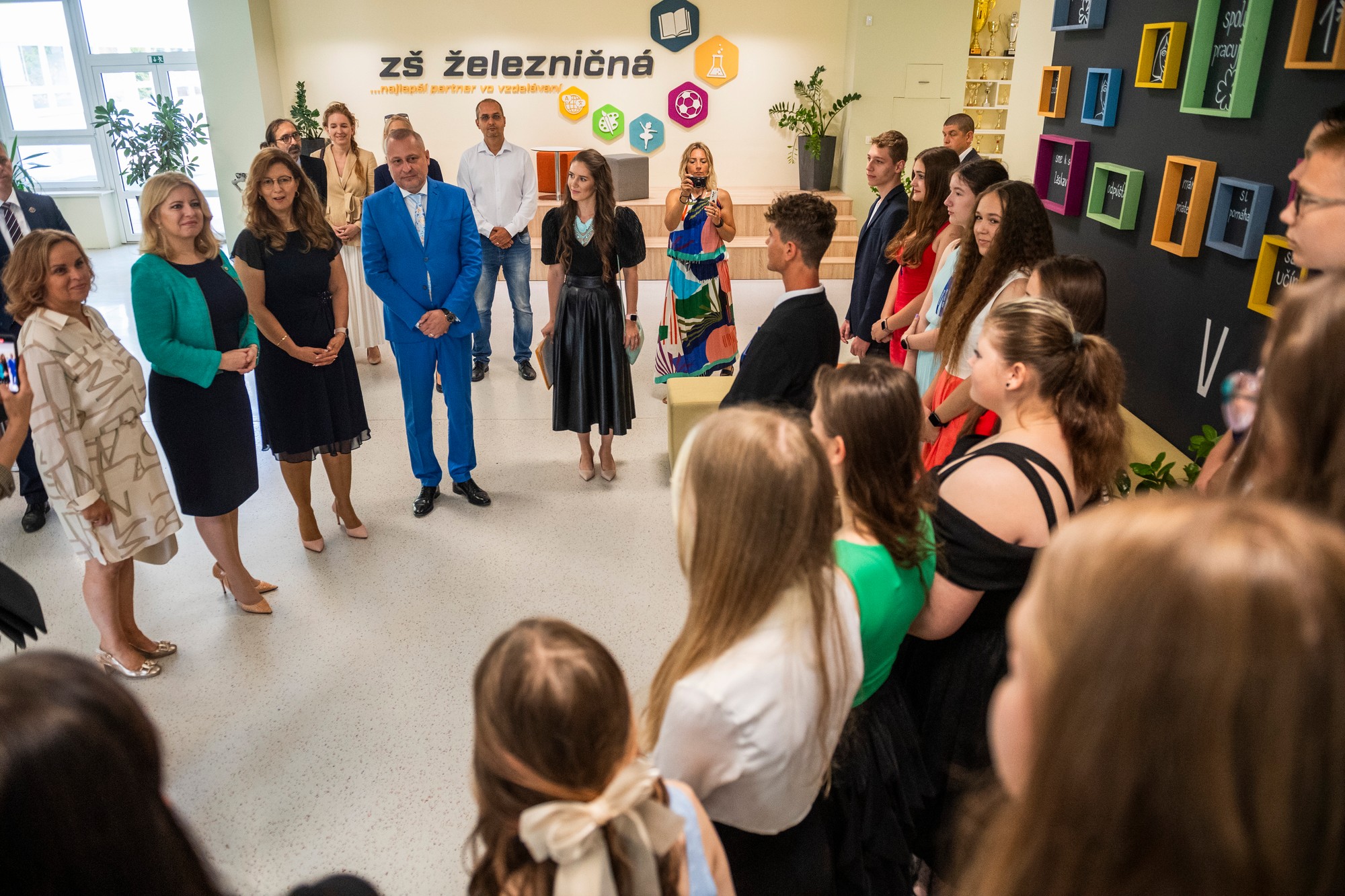 Prezidentka SR Zuzana Čaputová odovzdala koncoročné vysvedčenia žiakom na ZŠ na Železničnej ulici v Bratislave.