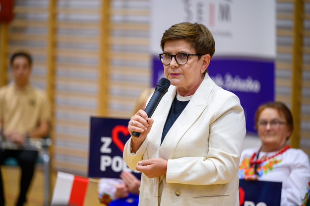 Beata Szydło podczas spotkania z sympatykami w hali widowiskowo-sportowej w miejscowości Dębno