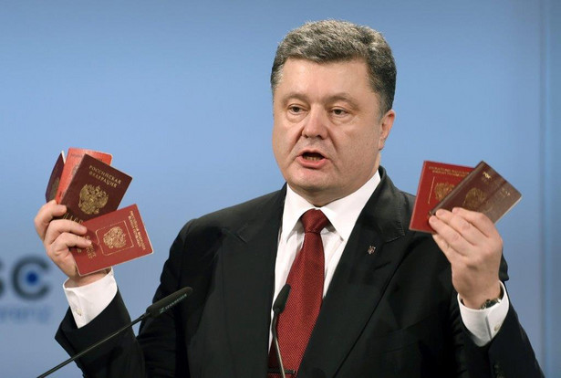 Petro Poroszenko pokazuje rosyjskie paszporty