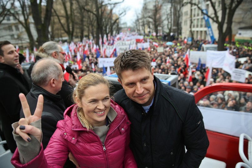 Z kolei lider .Nowoczesnej Ryszard Petru gratulował Jarosławowi Kaczyńskiemu, że swoimi działaniami w krótkim czasie doprowadził do zjednoczenia opozycji. Jak dodał, odsunięcie PiS-u od władzy może zając dużo czasu, ale trzeba to zrobić, by obronić młodą polską demokrację. "Musimy zatrzymać ten marsz szaleńców" - dodał Petru.