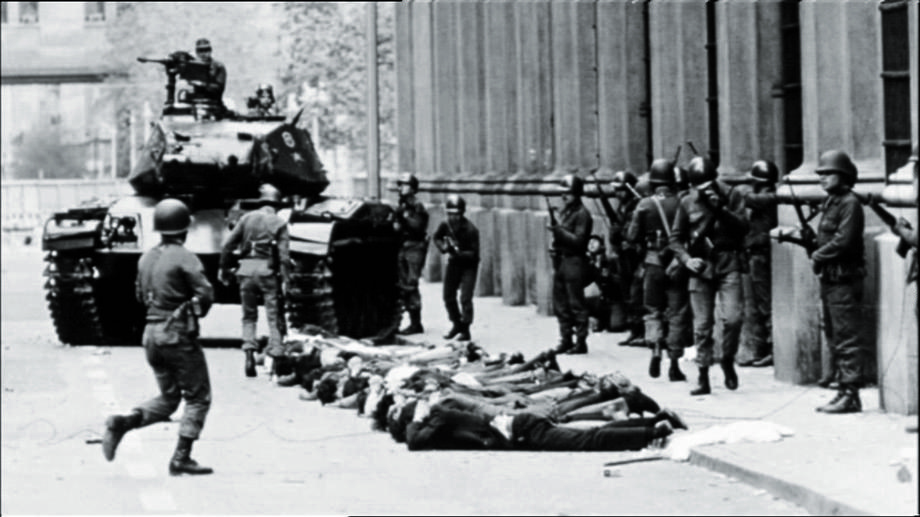 Żołnierze lojalni wobec generała Augusto Pinocheta zatrzymują zwolenników prezydenta Chile Salvadora Allende przed pałacem prezydenckim La Moneda podczas wojskowego zamachu stanu, Santiago, 11 września 1973 r.