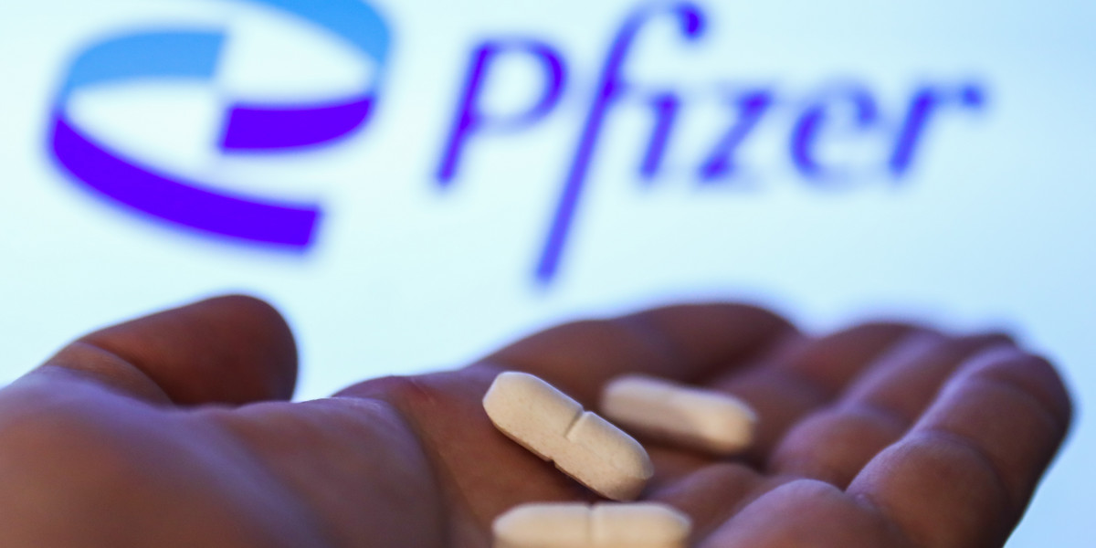 Amerykański koncern farmaceutyczny Pfizer testuje lek, który ma przeciwdziałać rozwojowi Covid-19.
