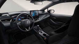 nowa toyota to hit. ma silnik 1.8 i pali 4,4 l na 100 km. cena?