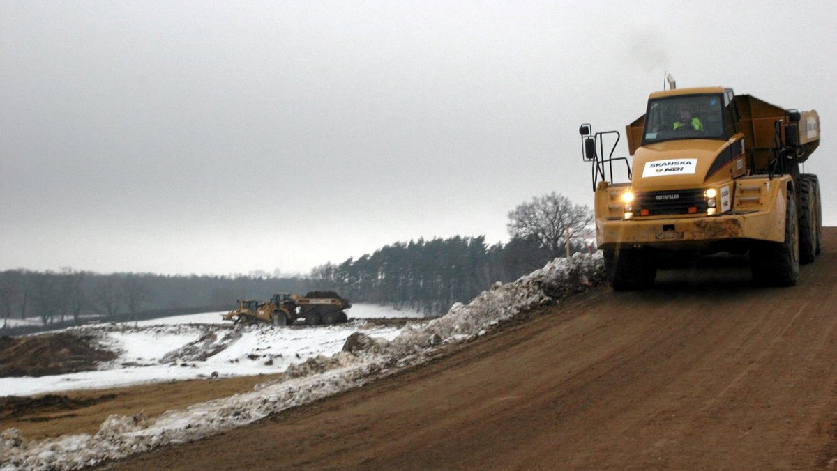 Do aresztu trafiło dwóch mężczyzn podejrzanych o udział w kradzieżach samochodów ciężarowych z budów lubuskich odcinków autostrady A2 i trasy S3 - poinformował w poniedziałek Artur Chorąży z zespołu prasowego lubuskiej policji.