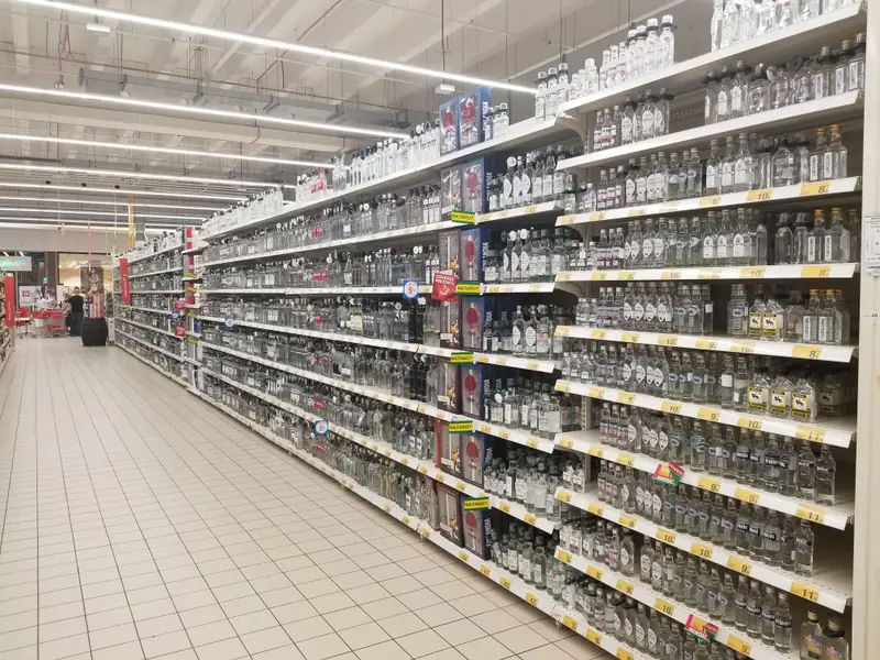 Stoisko z czystą wódką w Auchan robi furorę w internecie (źródło: reddit.com/synecdokey)