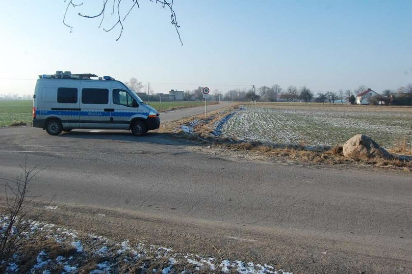 Kierowca po wypadku spędził mroźną noc w aucie. Nikt go nie widział...