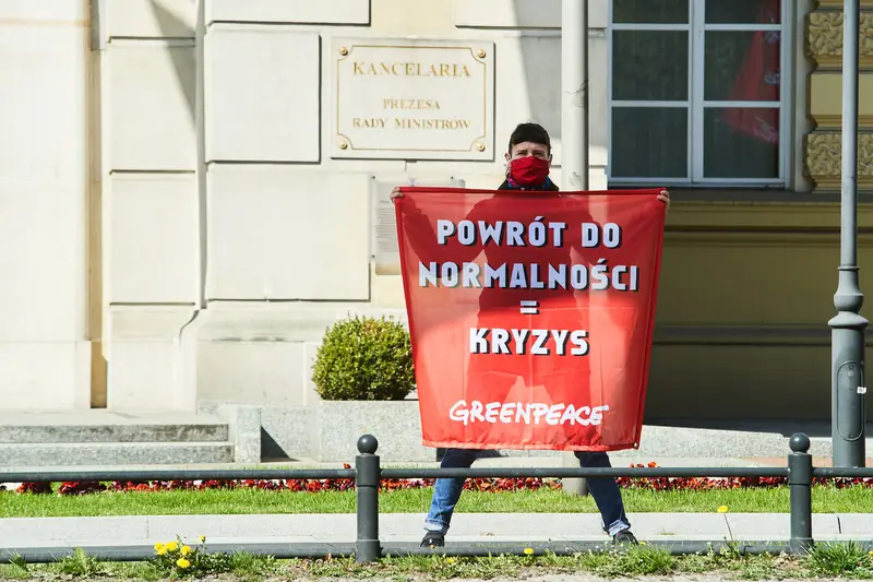 Transparent z hasłem Powrót do normalności=kryzys. Akcja Greenpeace