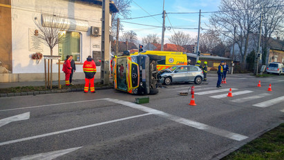 Brutális baleset Budapesten: felborult egy mentőautómcsütörtök reggel – fotók