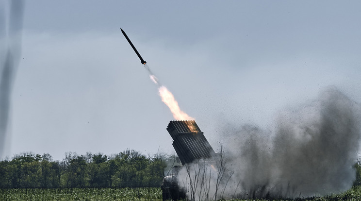 Ukrán katonák az orosz állásokat lövik Grad rakéta-sorozatvetővel a bahmuti fronton/Fotó: MTI/AP/Libkos