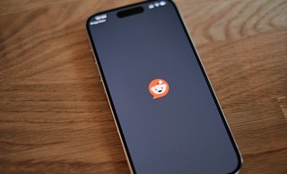 Heroina dobra na przewlekły ból – przynajmniej wg Reddit AI. Groźny błąd chatbota