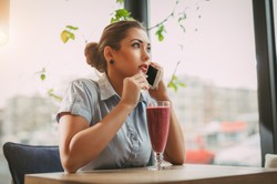 I co z tego, że pyszne, a niektóre nawet zdrowe? Te napoje i pokarmy przebarwiają zęby