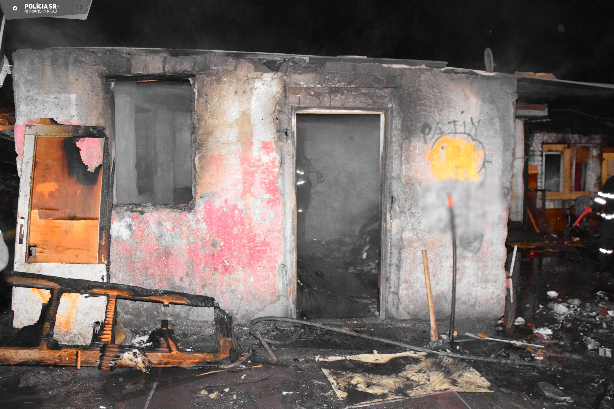 Pri požiari rodinného domu v Kozárovciach prišli o život štyria ľudia.