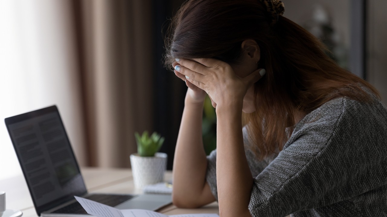 "Jesteśmy coraz biedniejsi". Młode pokolenie nie radzi sobie z finansami. "Nie mogę przez to spać"