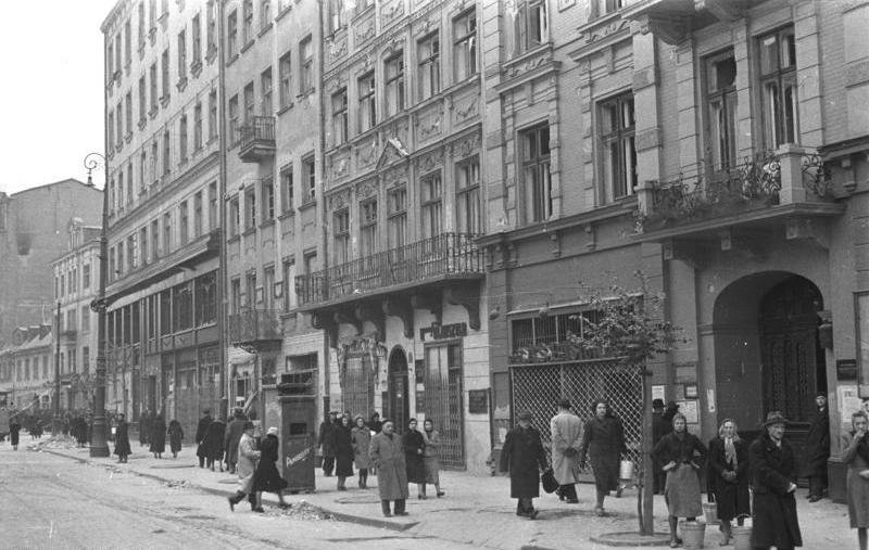 W trakcie sowieckich nalotów na Warszawę najbardziej cierpiała ludność cywilna Zdjęcie poglądowe jednej z warszawskich ulic z okresu okupacji.