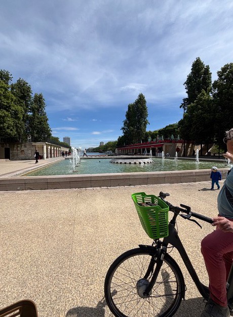 Fedezd fel Párizst biciklin – a Szajna-parton kerekezve, a Marais macskaköves utcáin át, egészen a Montmartre-ig és a Diadalívig. A város legszebb pontjai egyetlen túrával bejárhatók – és közben még az Eiffel-toronyban is gyönyörködhetsz Fotó: Mihálkovics Edina